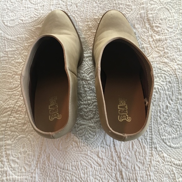 Tan high-heel booties. - Picture 5 of 7